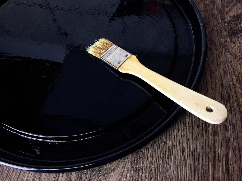 Brush the baking pan with oil